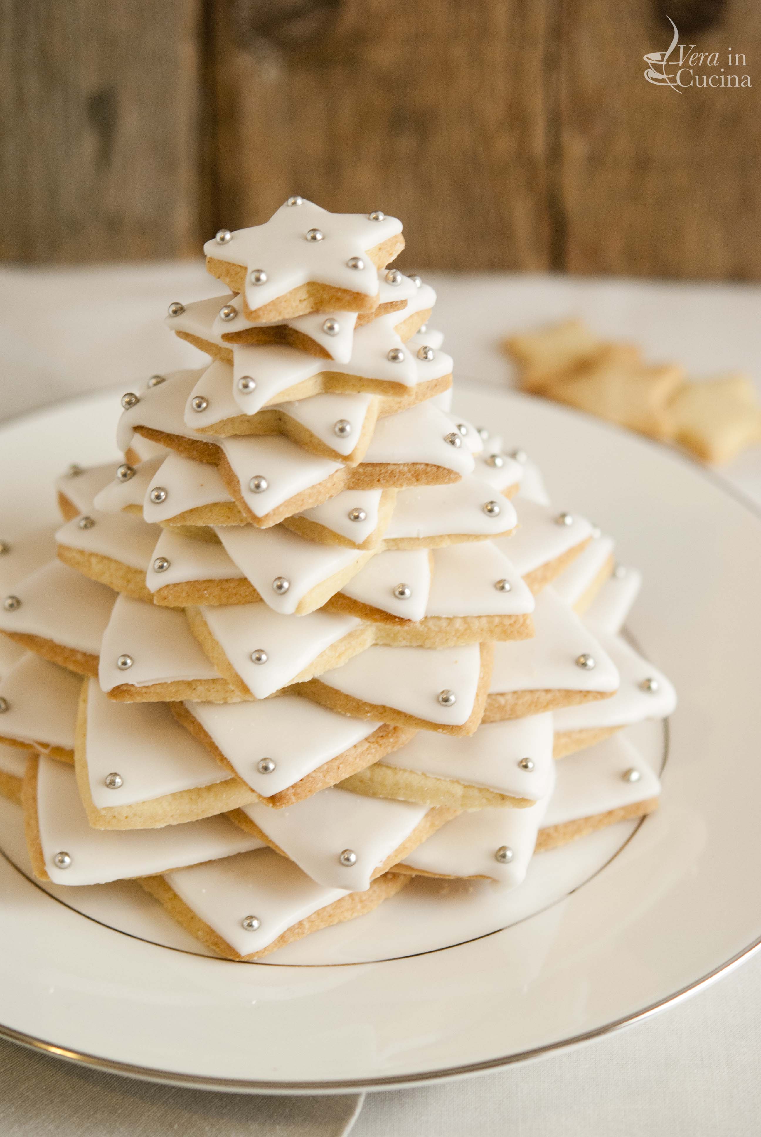 Biscotti Di Natale Di Pasta Frolla.Un Albero Di Natale Di Biscotti Per La Cena Della Vigilia Vera In Cucina